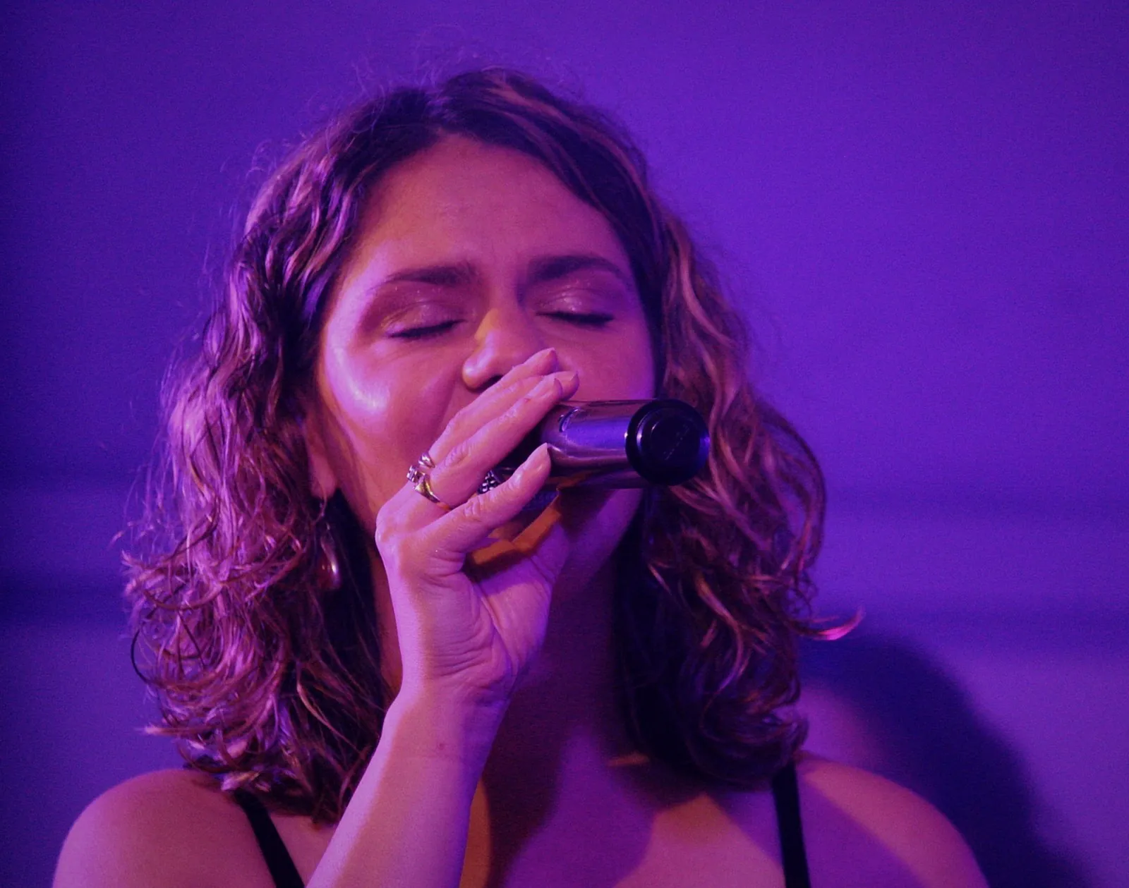 Chanteuse de Watts Up sous les lumières
