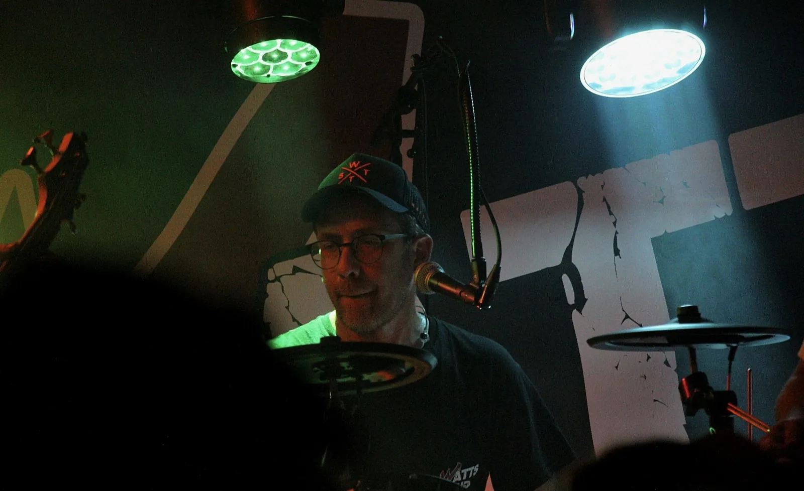 Batterie et claviers de Watts Up en concert