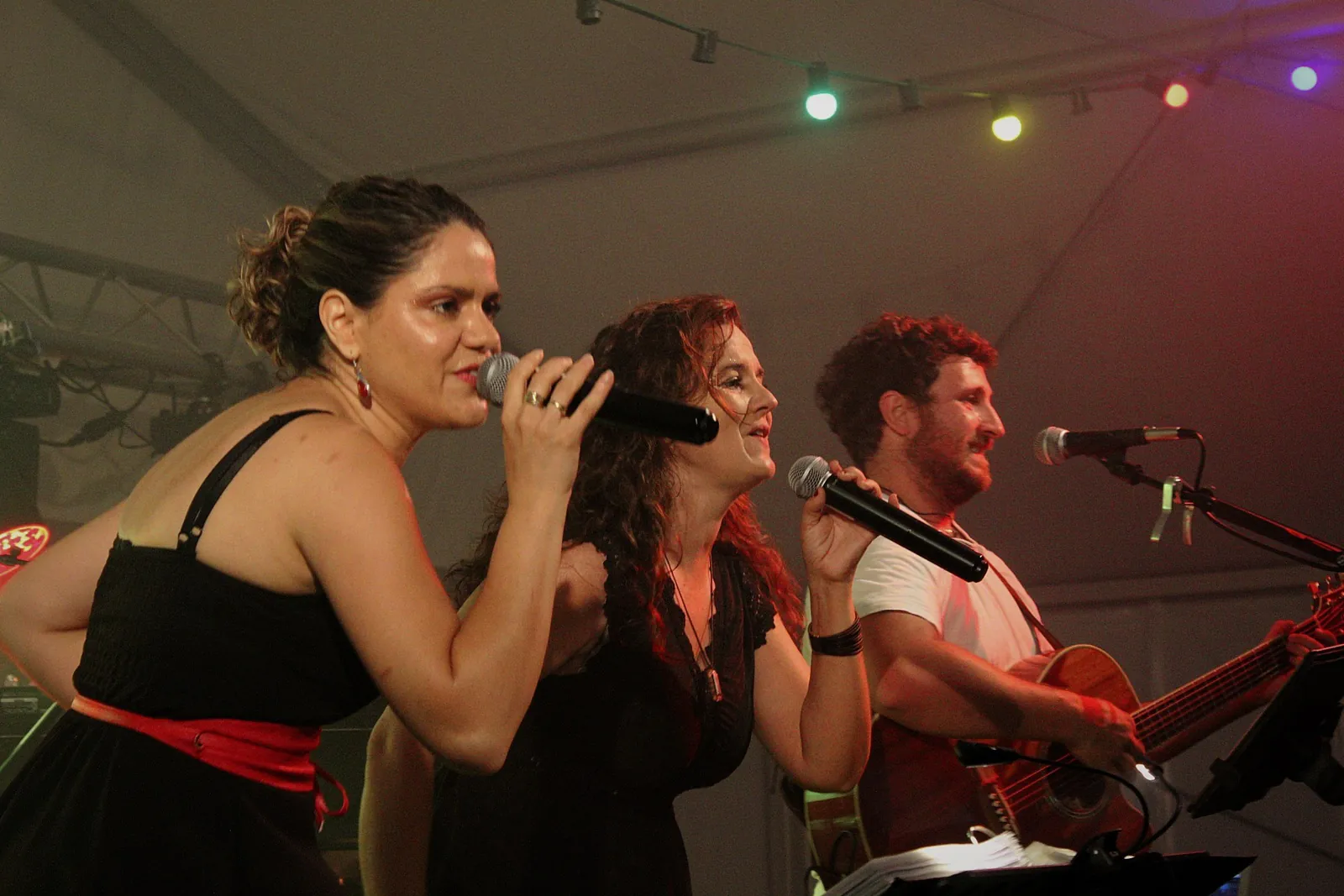 Les chanteurs de Watts Up ensemble sur scène